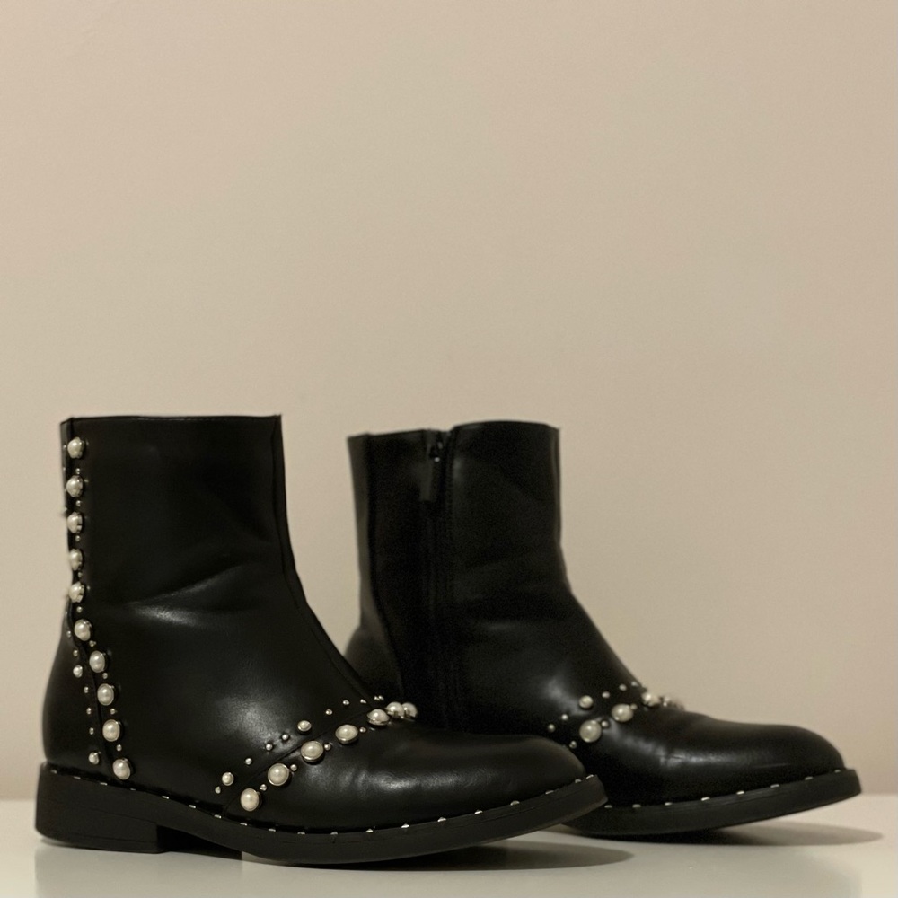 Faux leather boots with pearls